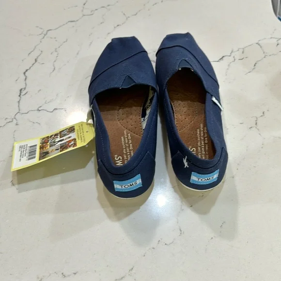 Tom’s Slip On Sneakers - Picture 1 of 6